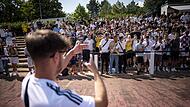 Elias Nerlich filmt die vielen Fans seiner Mannschaft Delay Sports Berlin. Am Sonntag gastiert sie in Adelsdorf.