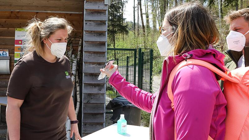 Im Wildpark Hundshaupten wird die neue Eintrittspraxis bereits geübt. Das ist wichtig, denn der Andrang ist bereits groß.Forchheim & Fränkische Schweiz Im Wildpark Hundshaupten wird die neue Eintrittspraxis bereits geübt. Das ist wichtig, denn der Andrang ist bereits groß.Forchheim & Fränkische Schweiz