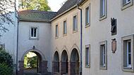 Aus einem Fl&uuml;gel des Klosters Hausen macht der Landkreis vor&uuml;bergehend eine Notunterkunft f&uuml;r Fl&uuml;chtlinge.