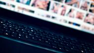 Die vom Angeklagten online aufgerufenen Seiten und seine Eingaben werden sich Experten genauer anschauen.