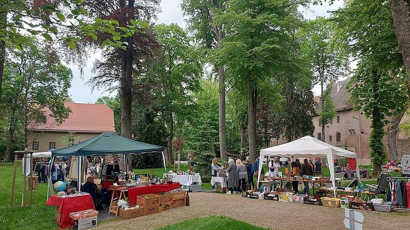 Am Samstag, 25. Mai können Besucherinnen und Besucher von 11. bis 17 Uhr auf dem Flohmarkt im Schlosspark nach Schätzen stöbern. Der Zugang ist kostenfrei.