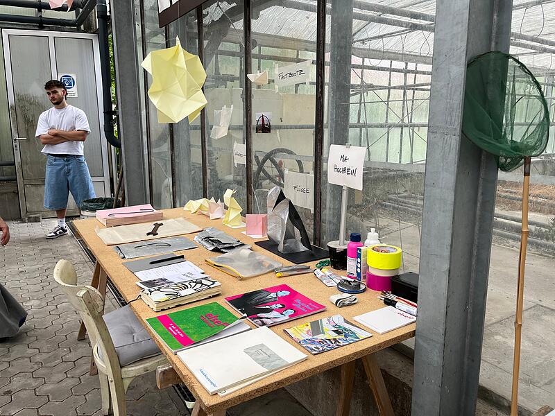 Präsentation der Arbeiten des Laboratoriums, bei dem drei Künstlerinnen im Verbinder des Treibhauses arbeiteten.Führung und Offenes Atelier Präsentation der Arbeiten des Laboratoriums, bei dem drei Künstlerinnen im Verbinder des Treibhauses arbeiteten.