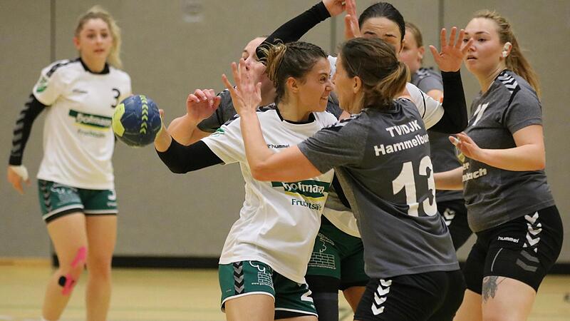 Anna Franz (mit Ball) und Theresa Kleinhenz (links) werden der SG Garitz/N&uuml;dlingen erst einmal nicht mehr zur Verf&uuml;gung stehen, mit insgesamt weiteren neun Spielerinnen.