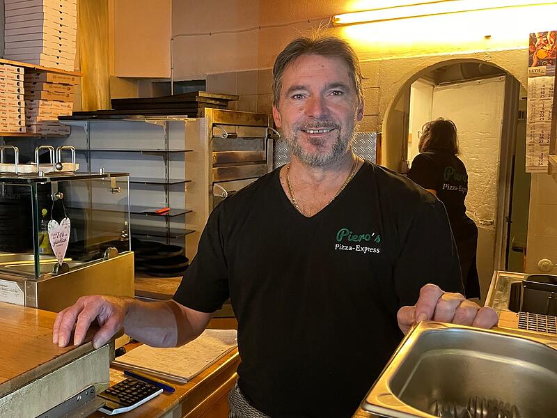Pizzabäcker Frank Sacilotto betreibt Pieros Pizza Express und mietet einen zusätzlichen Gastraum an. Die Pizzeria genießt Kultstatus in Bad Kissingen.