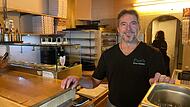 Pizzabäcker Frank Sacilotto betreibt Pieros Pizza Express und mietet einen zusätzlichen Gastraum an. Die Pizzeria genießt Kultstatus in Bad Kissingen.
