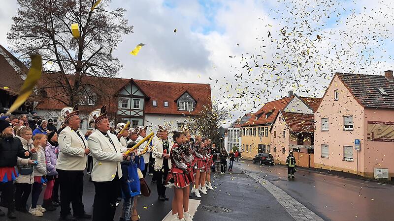 Mit viel Lärm und Glitter unterstützen die Garden des NCC ihre Führung beim Sturm auf das Rathaus mit dem alljährlichen Schlagabtausch.