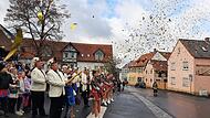 Mit viel Lärm und Glitter unterstützen die Garden des NCC ihre Führung beim Sturm auf das Rathaus mit dem alljährlichen Schlagabtausch.