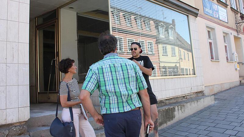 Sebastian Alsdorf nimmt sich des Leerstands Coburger Stra&szlig;e 20 an &ndash; und erf&auml;hrt dabei Beratung und Begleitung durch die Stadt Lichtenfels. Hier ist er im Gespr&auml;ch mit Stadtbaumeister Gerhard P&uuml;lz und Sanierungsbeauftragter Rita von Frantzky.