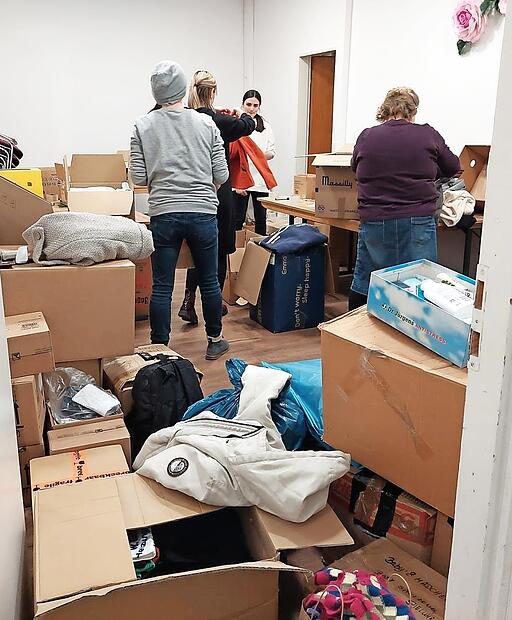 Fleißige Hände und der Wunsch zu helfen sind entscheidend beim Packen der Hilfspakete. Vor Ort in Lviv werden die Waren an Bedürftige verteilt. Fleißige Hände und der Wunsch zu helfen sind entscheidend beim Packen der Hilfspakete. Vor Ort in Lviv werden die Waren an Bedürftige verteilt.