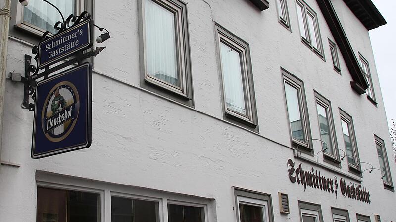 Ein halbes Jahr nach dem überraschenden Tod von Wirtin Jozefa hat „Schmittner’s Gaststätte“ am Schillerplatz in Coburg wieder geöffnet. Ein halbes Jahr nach dem überraschenden Tod von Wirtin Jozefa hat „Schmittner’s Gaststätte“ am Schillerplatz in Coburg wieder geöffnet.