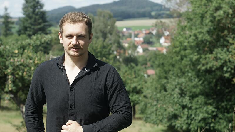 Max Hümmer vor der Kulisse von Geroda. Der 27-Jährige möchte sich vor allem für die Landwirte und Jäger einsetzen, falls er in den bayerischen Landtag gewählt werden sollte. Und er plädiert für den Abschuss des Wolfs auch in der Rhön.