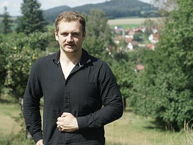 Max Hümmer vor der Kulisse von Geroda. Der 27-Jährige möchte sich vor allem für die Landwirte und Jäger einsetzen, falls er in den bayerischen Landtag gewählt werden sollte. Und er plädiert für den Abschuss des Wolfs auch in der Rhön.