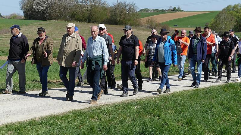 Rund 50 Erwachsene und eine Handvoll Kinder schritten am Samstag die Grenze der Gemarkung Oerlenbach ab.