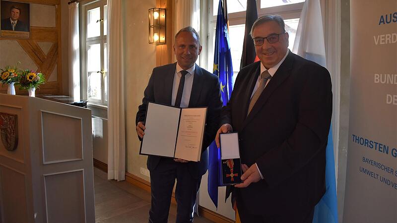 Der bayerische Umweltminister Thorsten Glauber überreicht Werner Wolf (r.) das Bundesverdienstkreuz am Bande.Forchheim & Fränkische Schweiz Der bayerische Umweltminister Thorsten Glauber überreicht Werner Wolf (r.) das Bundesverdienstkreuz am Bande.Forchheim & Fränkische Schweiz