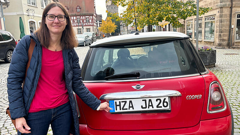 Martina Schuh wohnt nicht in Herzogenaurach, aber hält das HZA-Kennzeichen schon mal zur Probe an ihr Auto. Martina Schuh wohnt nicht in Herzogenaurach, aber hält das HZA-Kennzeichen schon mal zur Probe an ihr Auto.
