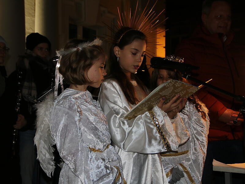 Bei der Eröffnung des Kulmbacher Adventsmarkts: Das Christkind (Josephine) und die beiden Engel Joelina (li) und Mia-Sophie (re)