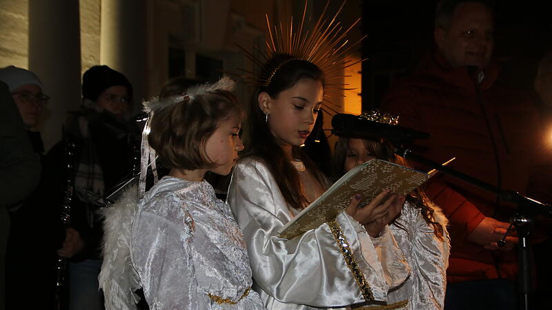 Bei der Er&ouml;ffnung des Kulmbacher Adventsmarkts: Das Christkind (Josephine) und die beiden Engel Joelina (li) und Mia-Sophie (re)