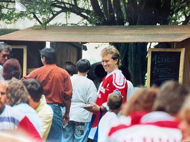 Tadd Tuomie, vermutlich auf einem Fest in Ha&szlig;furt. Sein Bruder sagt: "Das w&uuml;rde passen: Tadd unter Menschen mit einem Lachen im Gesicht."