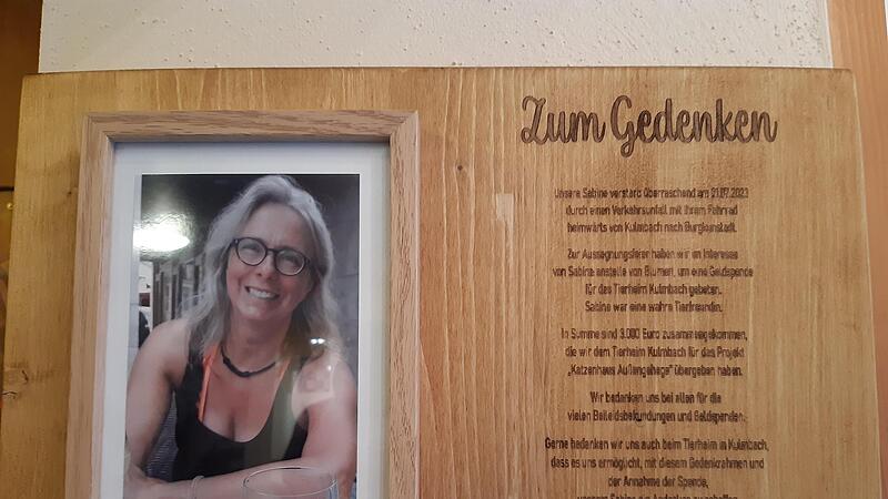 Dieser Holzrahmen zur Erinnerung an die bei einem Verkehrsunfall verstorbene Sabine Zipfel hängt nun im Eingangsbereich des Kulmbacher Tierheims.