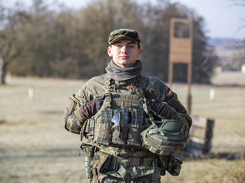 Olaf (18) kam über eine Jobmesse zum Wehrdienst. Olaf (18) kam über eine Jobmesse zum Wehrdienst.