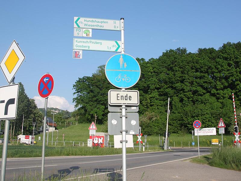Forchheim hat den Kellerwald – bei Wiesenthau staunt man als Radler über den Schilderwald.Forchheim & Fränkische Schweiz Forchheim hat den Kellerwald – bei Wiesenthau staunt man als Radler über den Schilderwald.Forchheim & Fränkische Schweiz