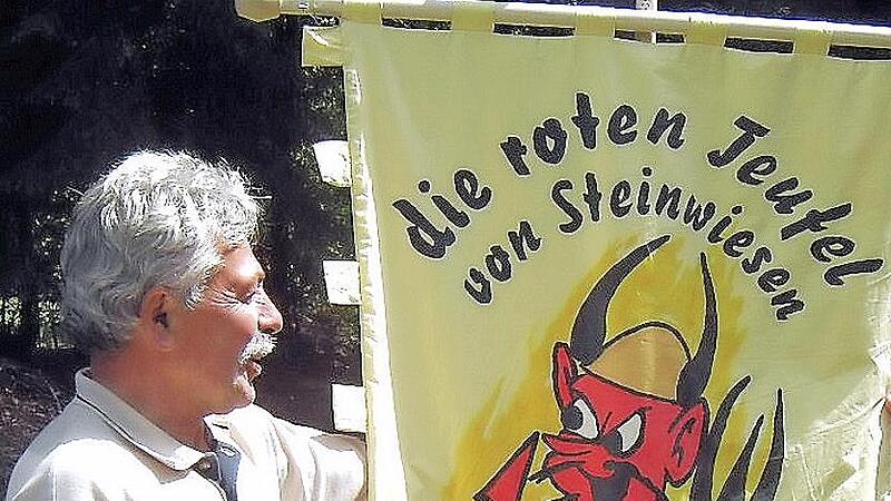 Die Stammtischfahne ziert vorne der gro&szlig;e rote Teufel, auf der Hinterseite sind alle Gr&uuml;ndungsmitglieder verewigt.