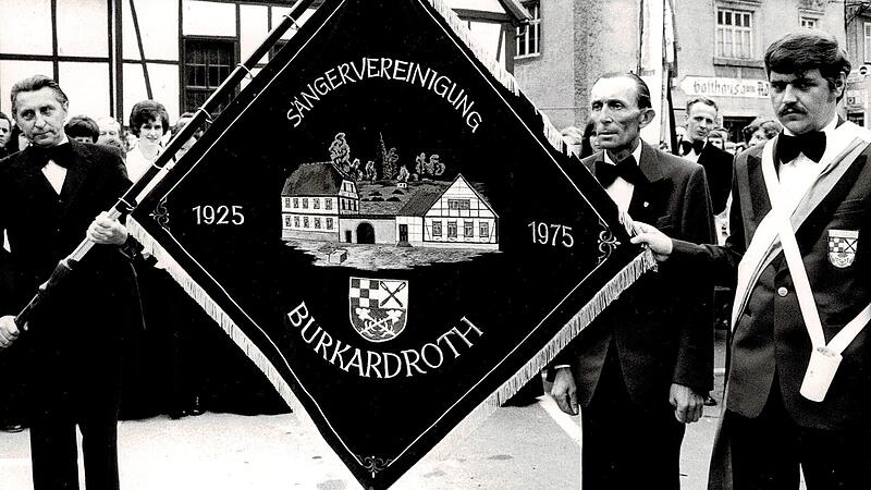 1975 wurde zum 50-jährigen Jubiläum eine neue Fahne angeschafft. Das Bild zeigt rechts Robert Schuldheis (heute noch Kassier im Verein), links daneben Ludwig Ehrenberg (damals erster Vorsitzender) und links ein Mitglied des Patenvereines aus Poppenroth.