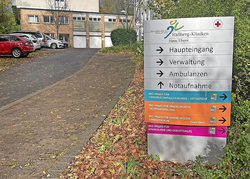 Das Hinweisschild zeigt schon die Ausstattung mit den „Medizinischen Versorgungszentren“.