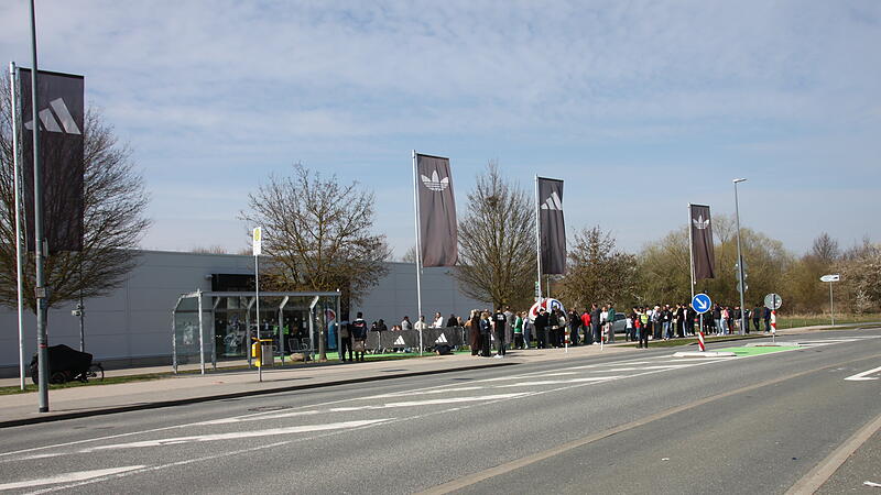 Autogrammstunde Nico SchlotterbeckAutogrammstunde Nico Schlotterbeck