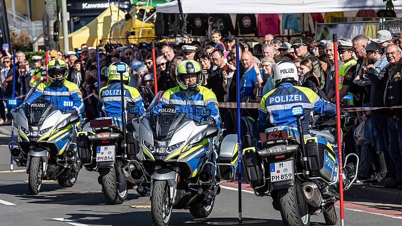 Die Motorradstaffel der Polizei München demonstriert bei der Motorradsternfahrt das Zusammenspiel von Fahrzeugbeherrschung, Teamwork und vorausschauendem Fahren. Die Motorradstaffel der Polizei München demonstriert bei der Motorradsternfahrt das Zusammenspiel von Fahrzeugbeherrschung, Teamwork und vorausschauendem Fahren.