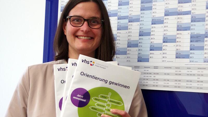 Volkshochschul-Leiterin Annegret Kestler stellt das neue Programm vor.