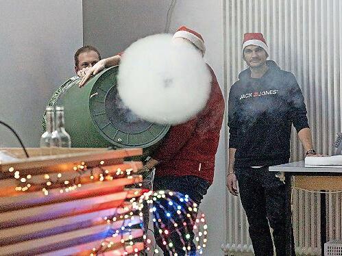 Achtung, Rauchkanone! Sie schoss traktorreifengroße Rauchkringel durch den Hörsaal. Achtung, Rauchkanone! Sie schoss traktorreifengroße Rauchkringel durch den Hörsaal.