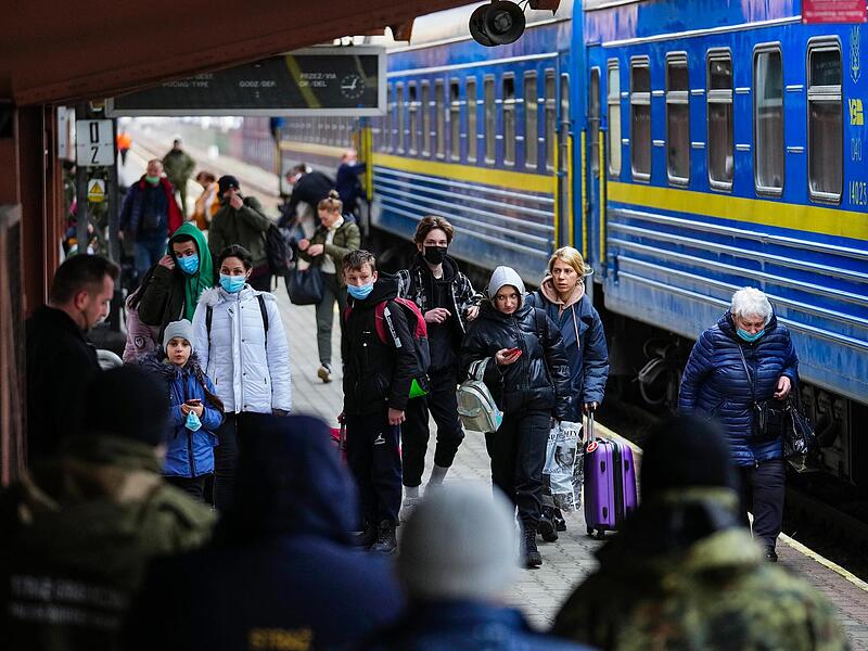 Menschen aus der benachbarten Ukraine kommen am Bahnhof von Przemysl in Polen an. Die Vereinten Nationen rechnen mit bis zu vier Millionen Flüchtlingen aufgrund der russischen Invasion.