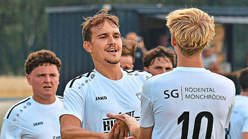 Nach dem verwandelten Elfmeter bedankt sich der Mönchrödener Niklas Ehrlich (links) bei Max Friedel, der den Strafstoß herausgeholt hatte. Gunther Czepera Nach dem verwandelten Elfmeter bedankt sich der Mönchrödener Niklas Ehrlich (links) bei Max Friedel, der den Strafstoß herausgeholt hatte. Gunther Czepera