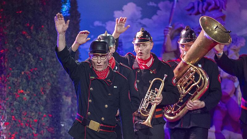 Nein, das war kein Abschiedsgruß beim Auszug der Altneihauser Feierwehrkapell'n 2024 aus den Veitshöchheimer Mainfrankensälen. Auch 2025 kommen sie wieder zur „Fastnacht in Franken“. Nein, das war kein Abschiedsgruß beim Auszug der Altneihauser Feierwehrkapell'n 2024 aus den Veitshöchheimer Mainfrankensälen. Auch 2025 kommen sie wieder zur „Fastnacht in Franken“.