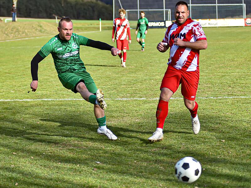 Der Lindauer Sebastion Pittroff (links) schie&szlig;t aufs Tor, der Engelmannsreuther Volker Olpen kommt zu sp&auml;t.