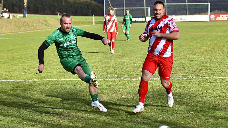 Der Lindauer Sebastion Pittroff (links) schie&szlig;t aufs Tor, der Engelmannsreuther Volker Olpen kommt zu sp&auml;t.
