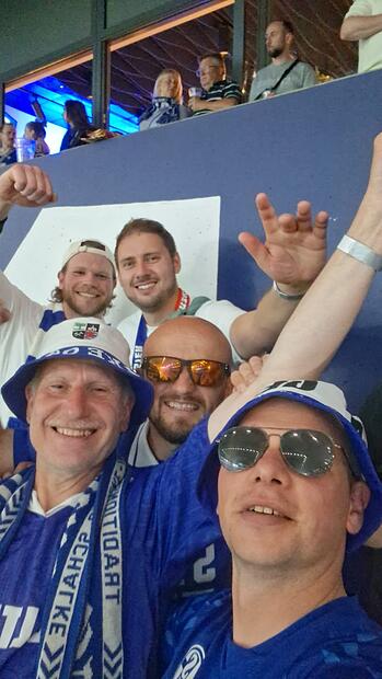 K&ouml;nigsblaue Gl&uuml;cksseligkeit: F&uuml;nf oberfr&auml;nkische Schalke-Fans vom Fanklub "Schalke-Inferno 04" um Vorsitzenden Ingo D&ouml;rnh&ouml;fer (vorne links) waren beim Aufstieg live dabei.