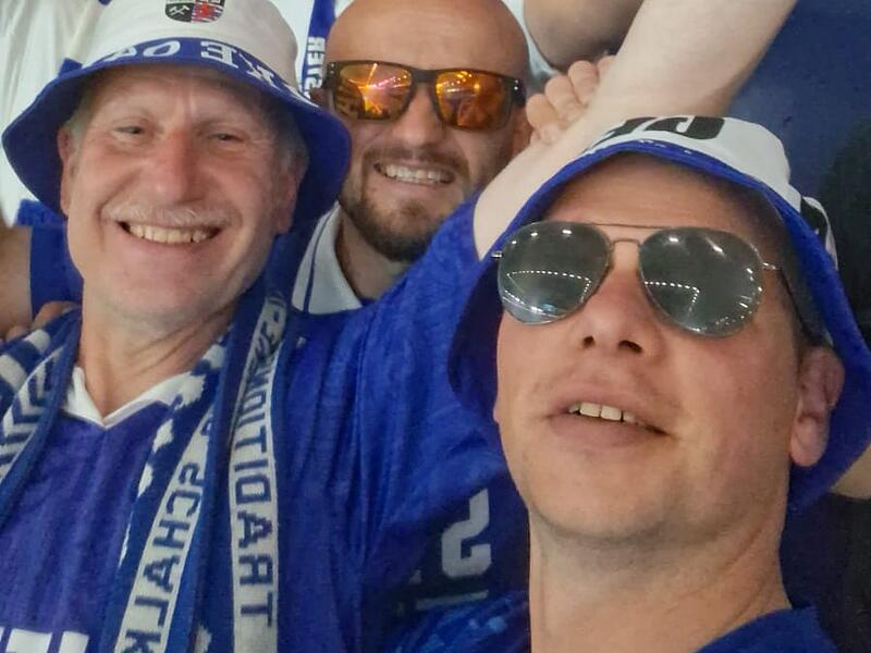 K&ouml;nigsblaue Gl&uuml;cksseligkeit: F&uuml;nf oberfr&auml;nkische Schalke-Fans vom Fanklub "Schalke-Inferno 04" um Vorsitzenden Ingo D&ouml;rnh&ouml;fer (vorne links) waren beim Aufstieg live dabei.