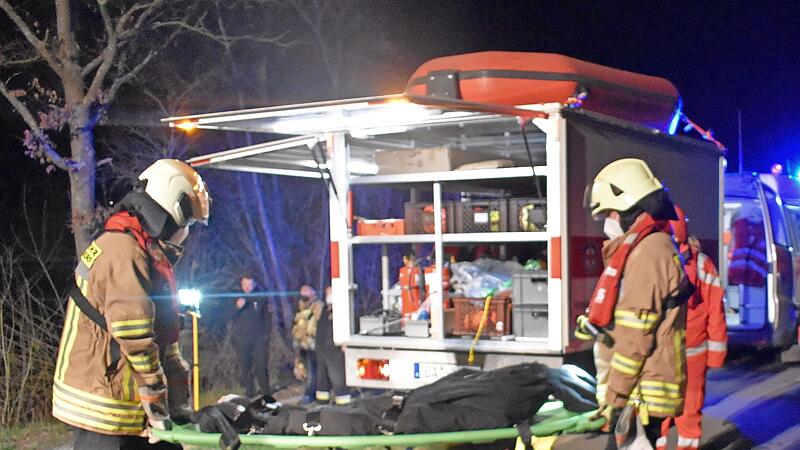 Einsatzkräfte von Wasserwacht und Feuerwehr trainierten gemeinsam bei einer Übung am Rhein-Main-Donau-Kanal für den Ernstfall. Einsatzkräfte von Wasserwacht und Feuerwehr trainierten gemeinsam bei einer Übung am Rhein-Main-Donau-Kanal für den Ernstfall.