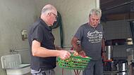 Heinz Rumpel (links) und Willi Hüttner vom Obst- und Gartenbauverein Neubrunn bereiten die Äpfel für die Kelter vor.