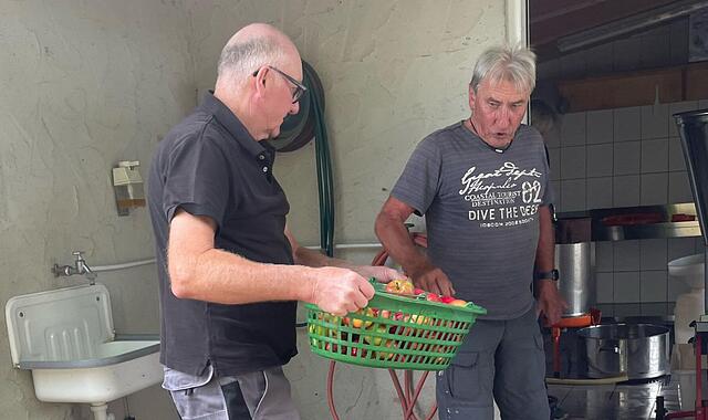Heinz Rumpel (links) und Willi Hüttner vom Obst- und Gartenbauverein Neubrunn bereiten die Äpfel für die Kelter vor.