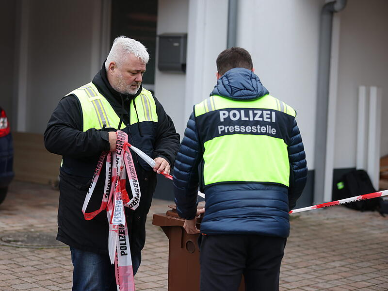 Familiendrama in Mittelfranken: Junge (17) tötet Schwester (14) und verletzt Mutter (41) schwer - Zeugen hörten Schreie und verständigten die Polizei - Tatverdächtiger bei Fahndungsmaßnahmen in Tatortnähe festgenommen - Umfangreiche Spurensicherungsmaßnahmen - Blutspuren am Fensterrahmen und zum Nachbarhaus führend - Hintergründe des Verbrechens noch unklar - Ermittlungsrichter soll am Samstag über Haftfrage entscheidenFamiliendrama in Weisendorf: Bilder zeigen die Ermittler vor Ort