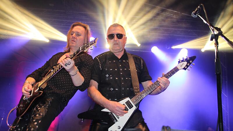 Die beiden Gitarristen der Band: Bandgründer Hans Ziller (rechts) und Frank Pané.