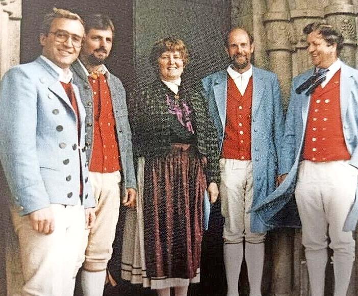 Das Foto der Musikgruppe &bdquo;Rh&ouml;ner Schulmeister&ldquo;zeigt von links: Martin Fenn (Trompete), Walter Borst (Klarinette), Martha Moritz (Gitarre/Tenorhorn), Winfried Hanshans (Kontrabass/Tuba) und Ludwig Moritz (Akkordeon; musikalischer Leiter).
