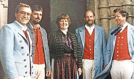 Das Foto der Musikgruppe &bdquo;Rh&ouml;ner Schulmeister&ldquo;zeigt von links: Martin Fenn (Trompete), Walter Borst (Klarinette), Martha Moritz (Gitarre/Tenorhorn), Winfried Hanshans (Kontrabass/Tuba) und Ludwig Moritz (Akkordeon; musikalischer Leiter).