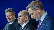 Wirtschaftsminister Robert Habeck (Grüne, links),  Bundeskanzler Olaf Scholz (SPD, Mitte) und Finanzminister Christian Lindner (FDP)beim Pressestatement  haben wochenlang um Änderungen am Haushalt gerungen.