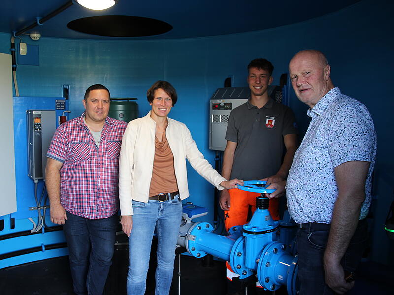 Im August nahmen B&uuml;rgermeister Brehm (rechts) und Mitarbeiter von st&auml;dtischer Wasserversorgung und Verwaltung einen weiteren Trinkwasserbrunnen der Stadt H&ouml;chstadt in Betrieb.