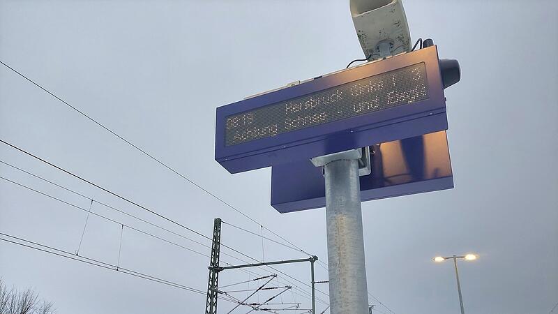 Auch am Strullendorfer Bahnhof wird vor Schnee- und Eisgl&auml;tte gewarnt.