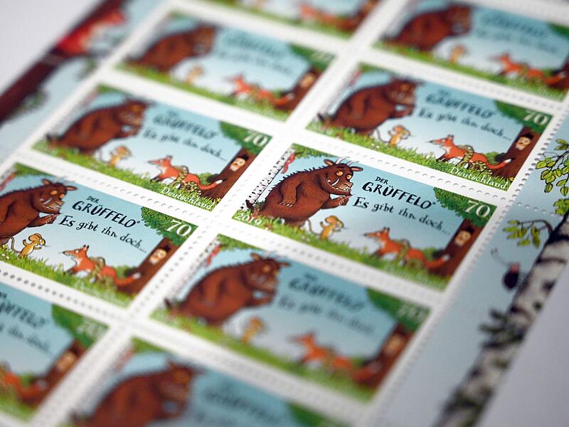 Illustrator Axel Scheffler pr&auml;sentiert Sonderbriefmarke